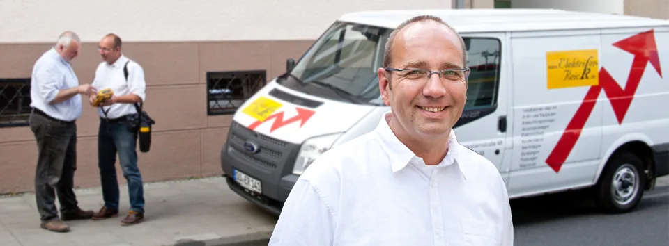 Altfried Reick vor seinem Firmenwagen in Siegburg