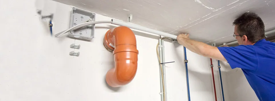 Montage von Leitungen unter der Decke