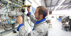 Elektriker verdrahtet einen Verteilerschrank