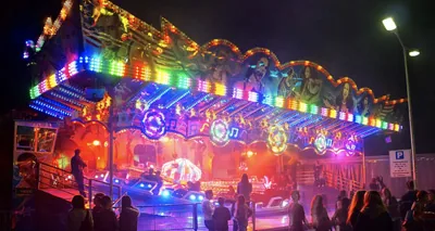 Bunt beleuchtetes Fahrgeschäft auf einer Kirmes