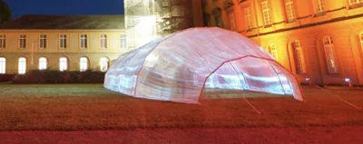 Beleuchtete Zeltkuppel bei einer Abendveranstaltung