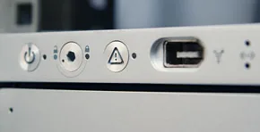 Netzwerkstecker in einer Datendose